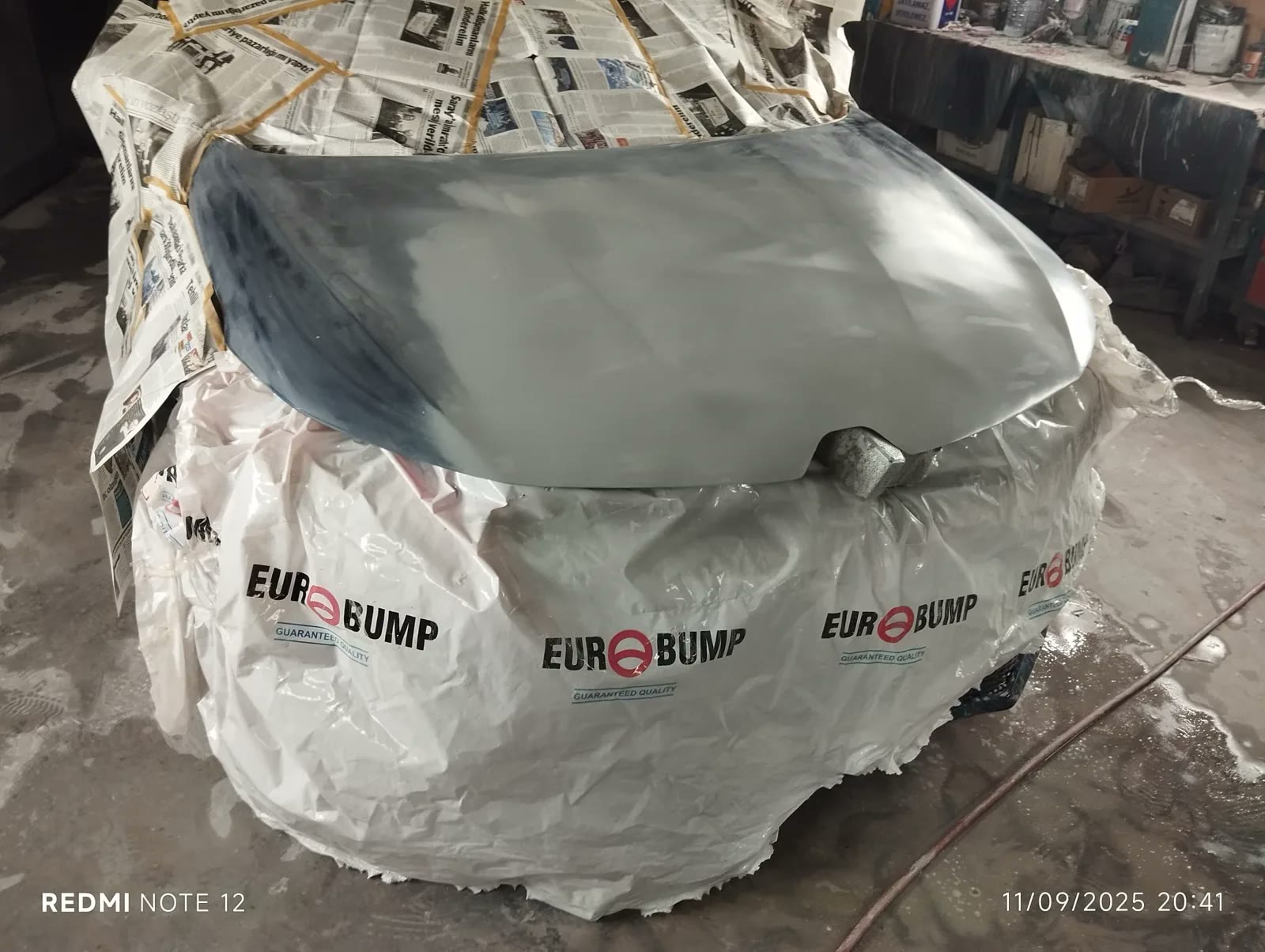 Lacivert Renault aracın kaputunda astar ve boya hazırlığı