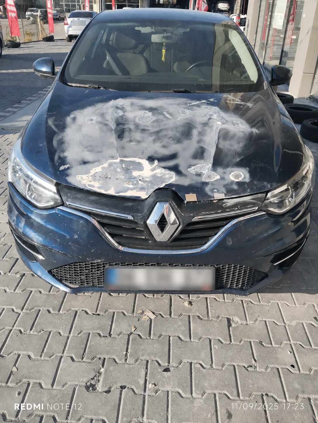 Lacivert Renault aracın kaputunda yüzey hazırlığı aşaması