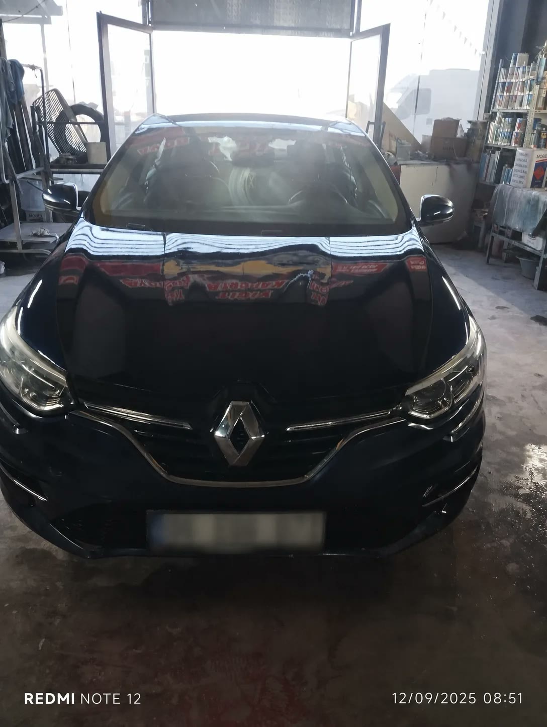 Lacivert Renault aracın boya işlemi tamamlanan kaputu