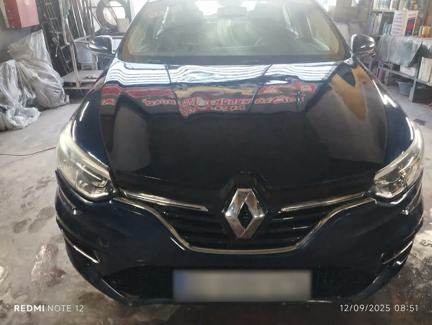 Lacivert Renault aracın tamamlanan kaputunun yakın görünümü