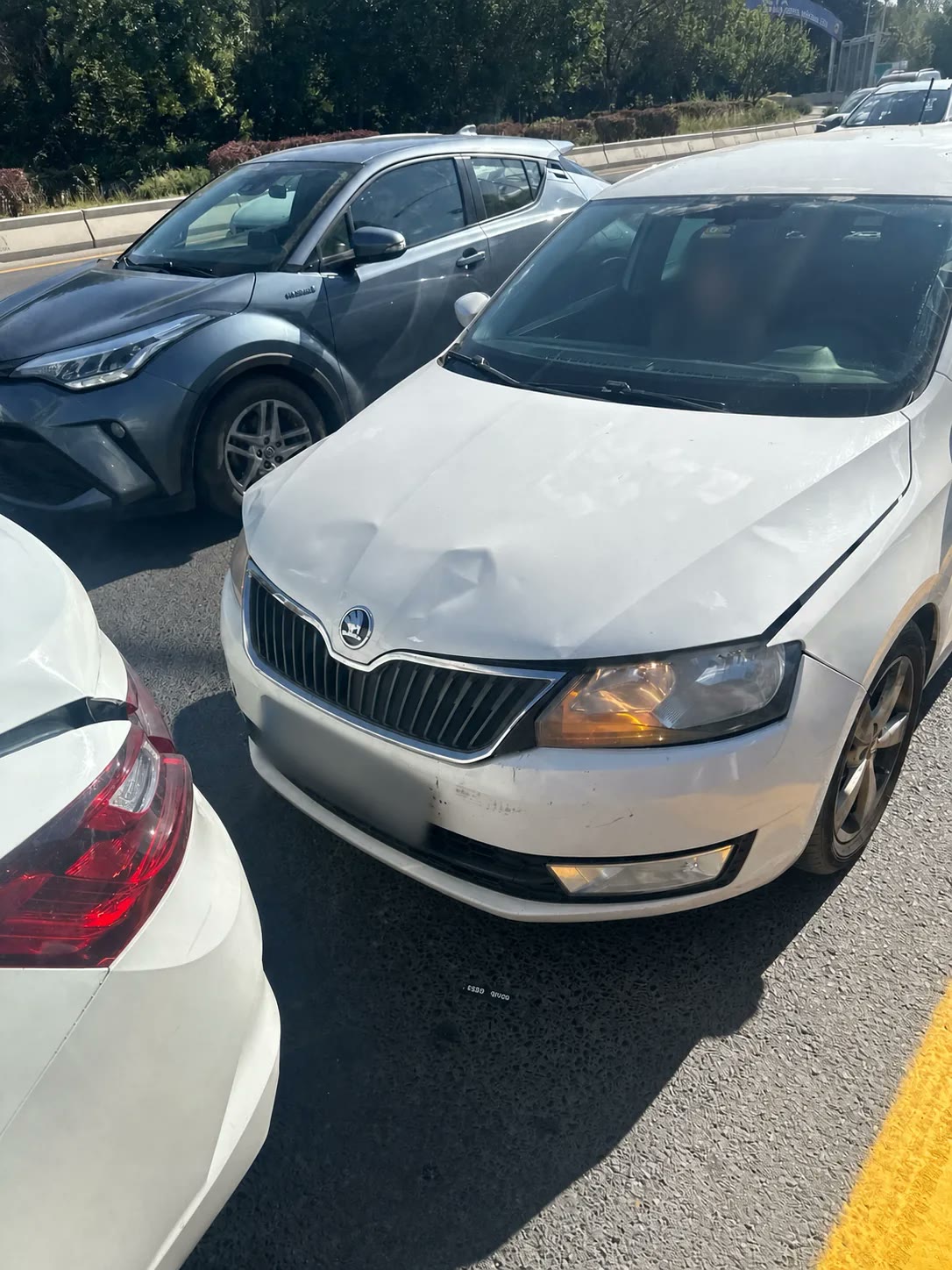 Beyaz Škoda aracın onarım öncesi hasarlı kaputu